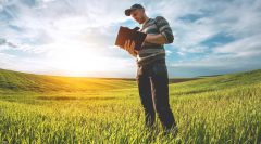 Ingeniero agrónomo en campo